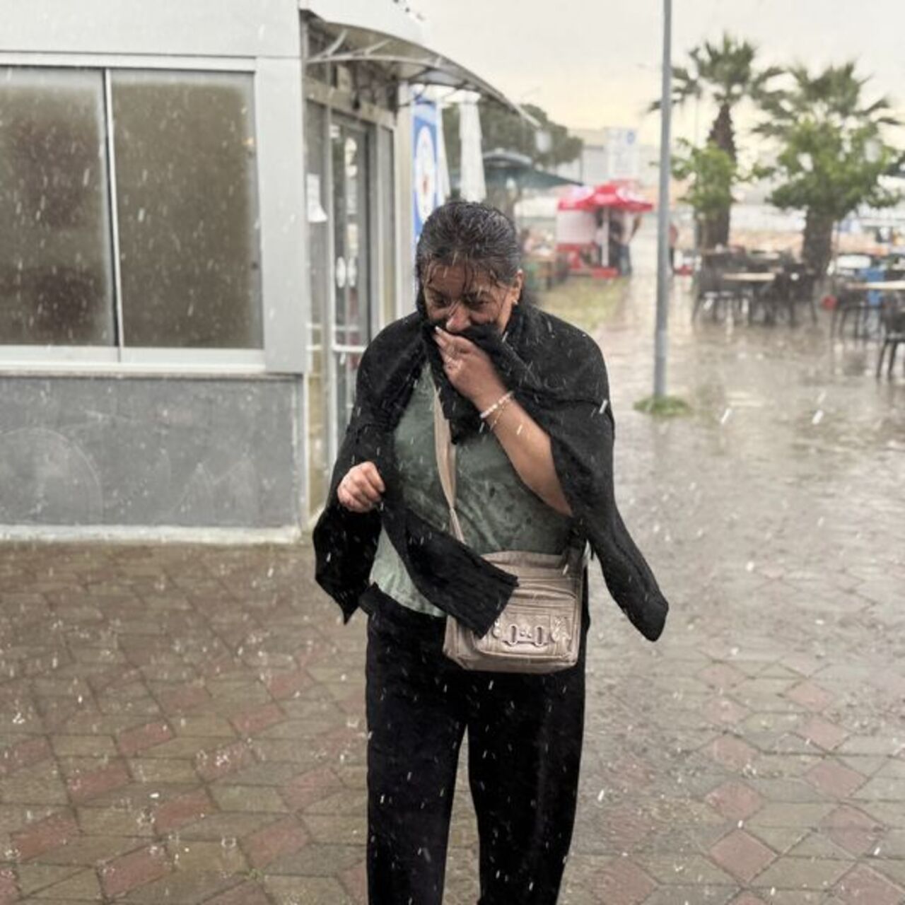 28 il için sarı uyarı! Kuvvetli sağanak yağmur, fırtına ve toz taşınımı