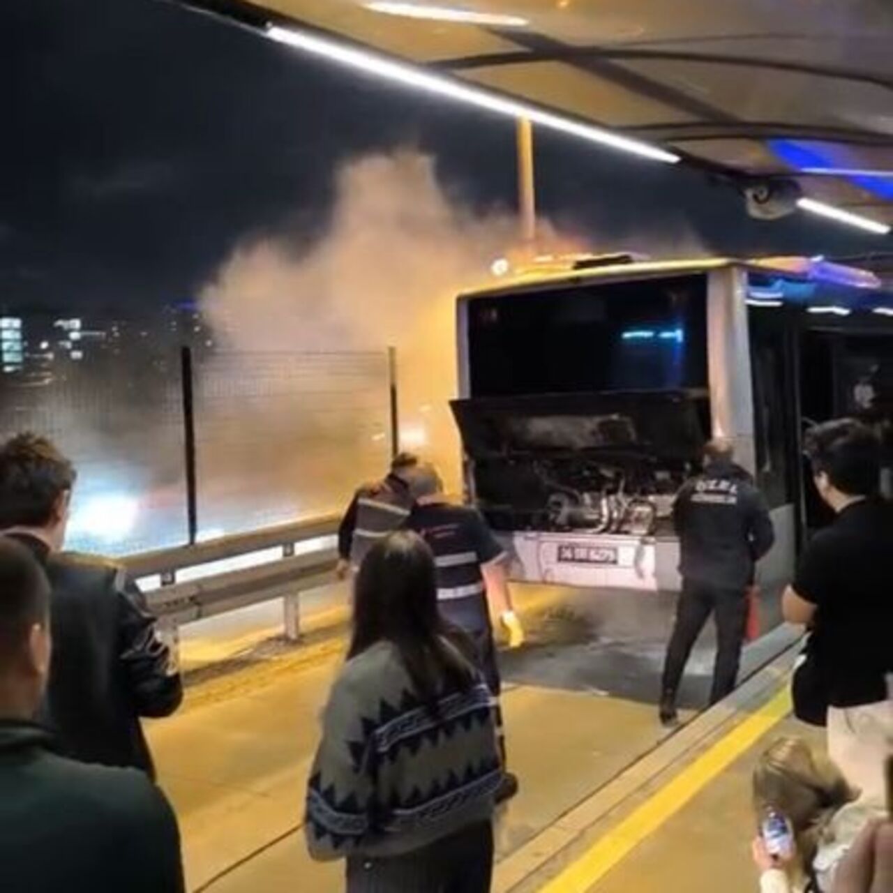 Metrobüste yangın paniği