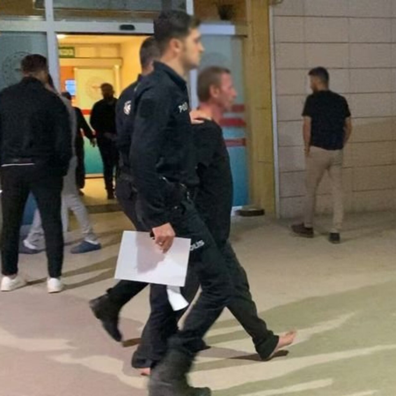 Baltalı maganda, polisin uyarı ateşiyle yakalandı