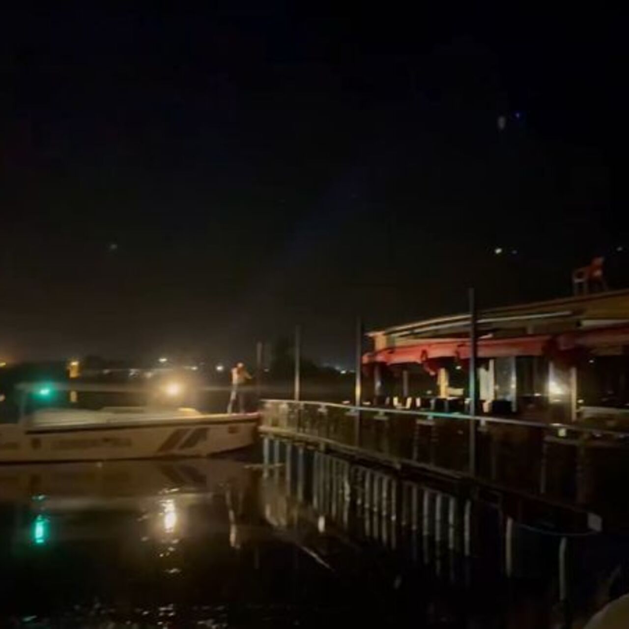 Fırat Nehri’nde panik: Halatı kopan duba restoran sürüklendi