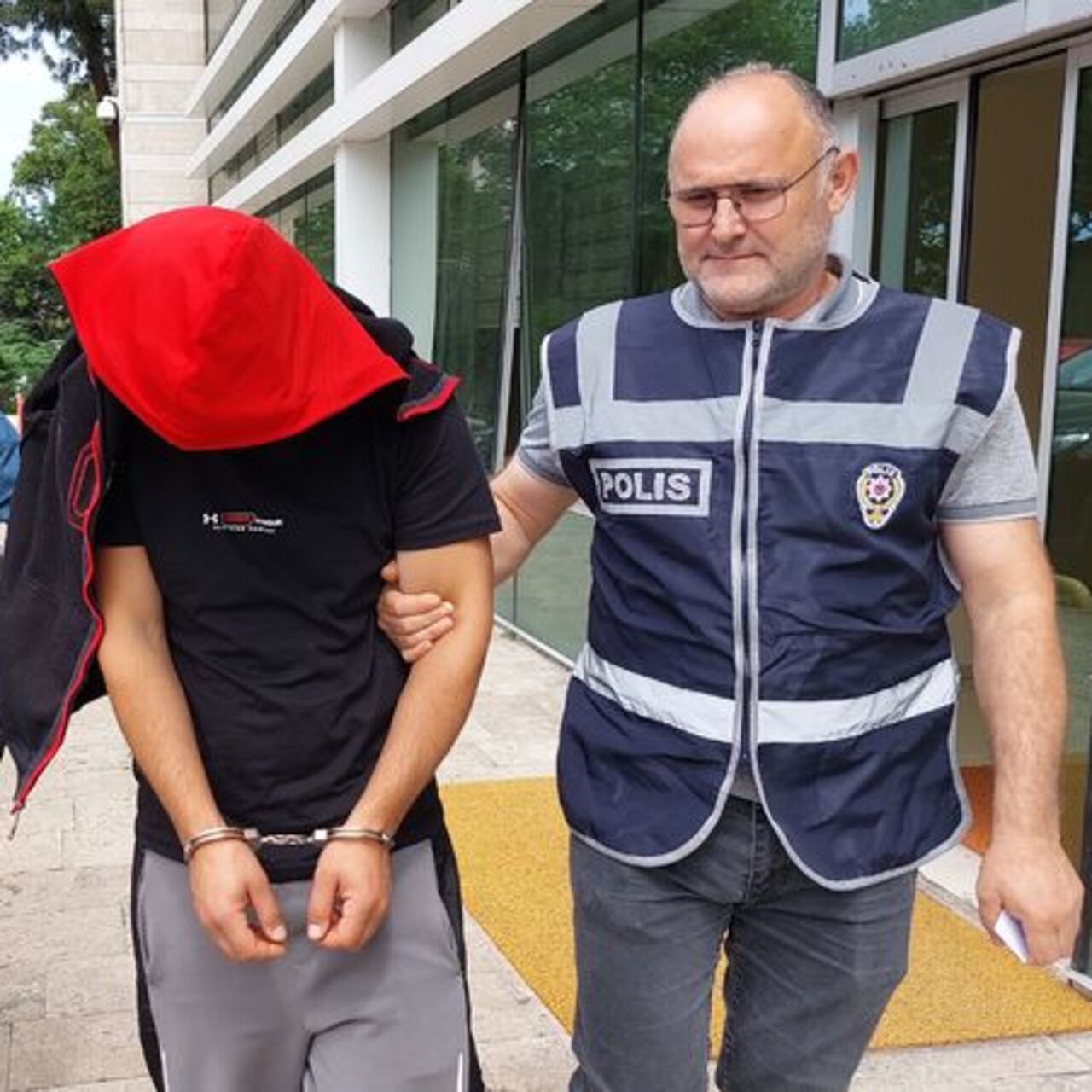 Misafirliğe gittiği evde tacizden tutuklandı!