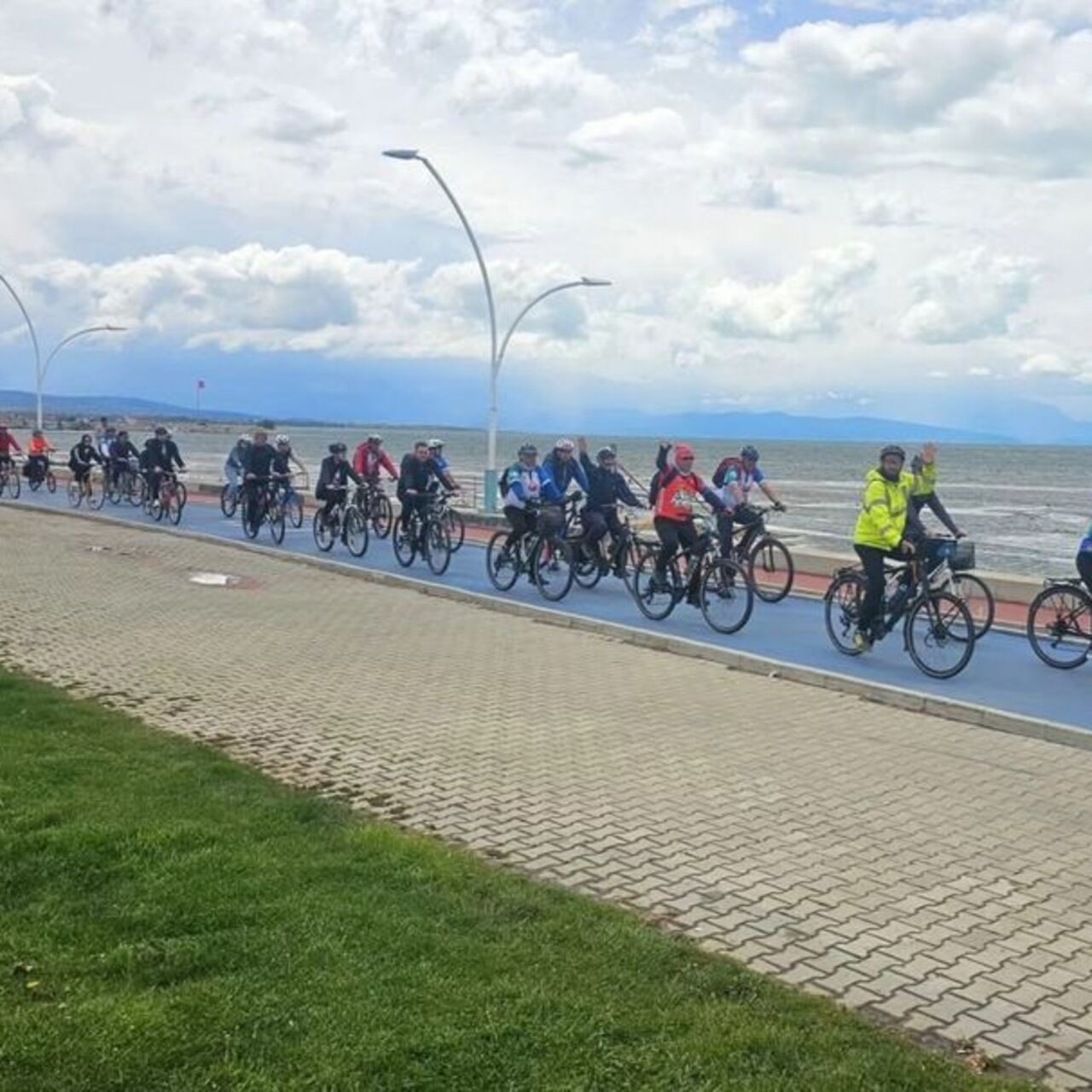 Beyşehir’deki kuraklığa pedalla dikkat çektiler