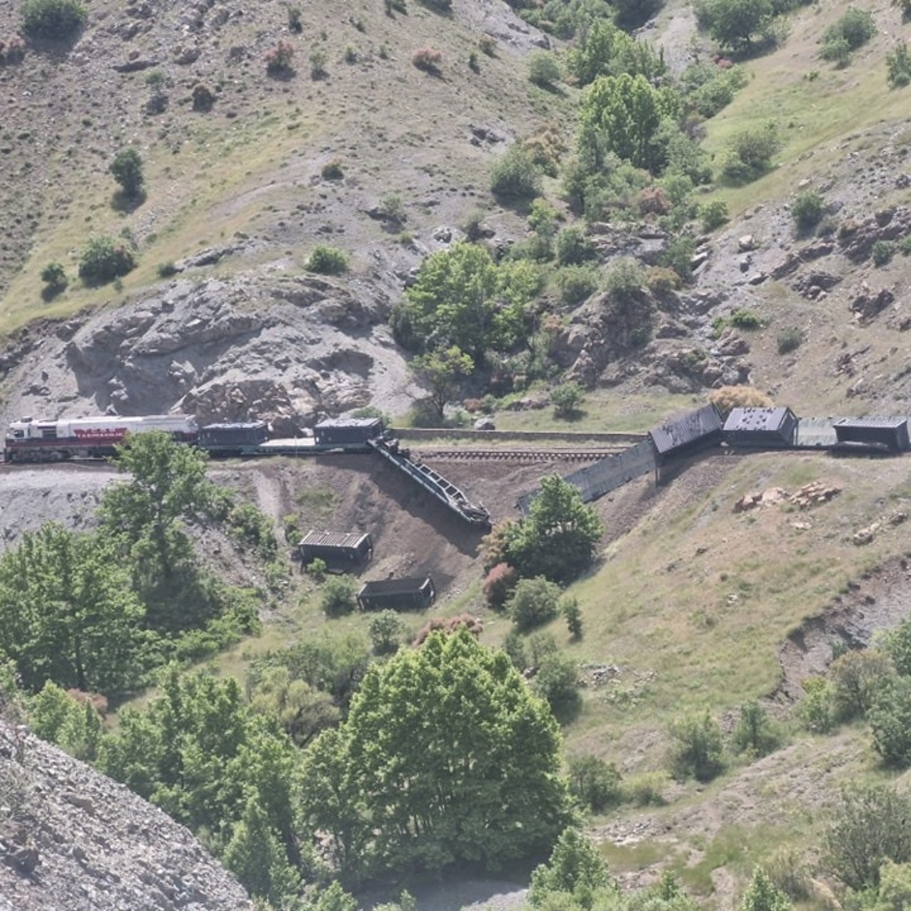 Elazığ’da korkutan kaza! Vagonlar devrildi!