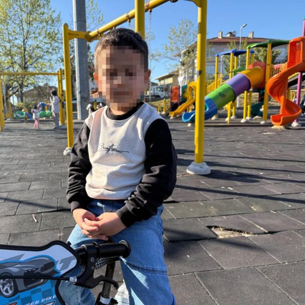 Parkta oynarken alkol şişesini su zannederek içen çocuk fenalaştı
