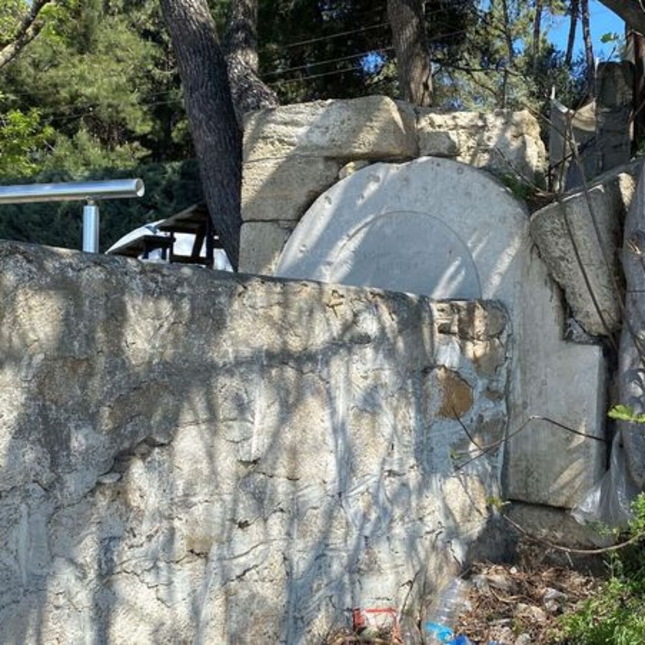 Tarihi çeşme taşı “duvar” oldu