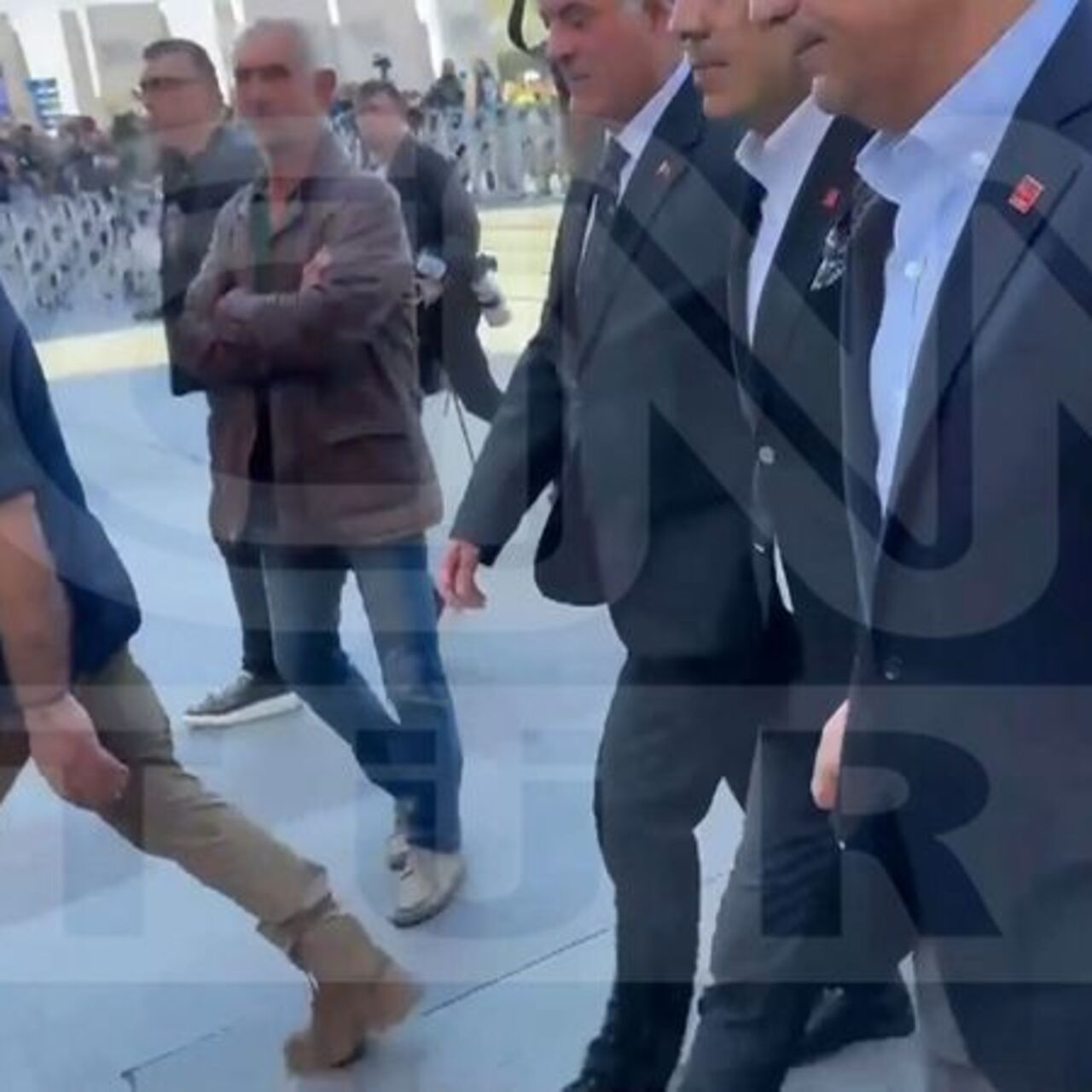 Adım adım izlemiş