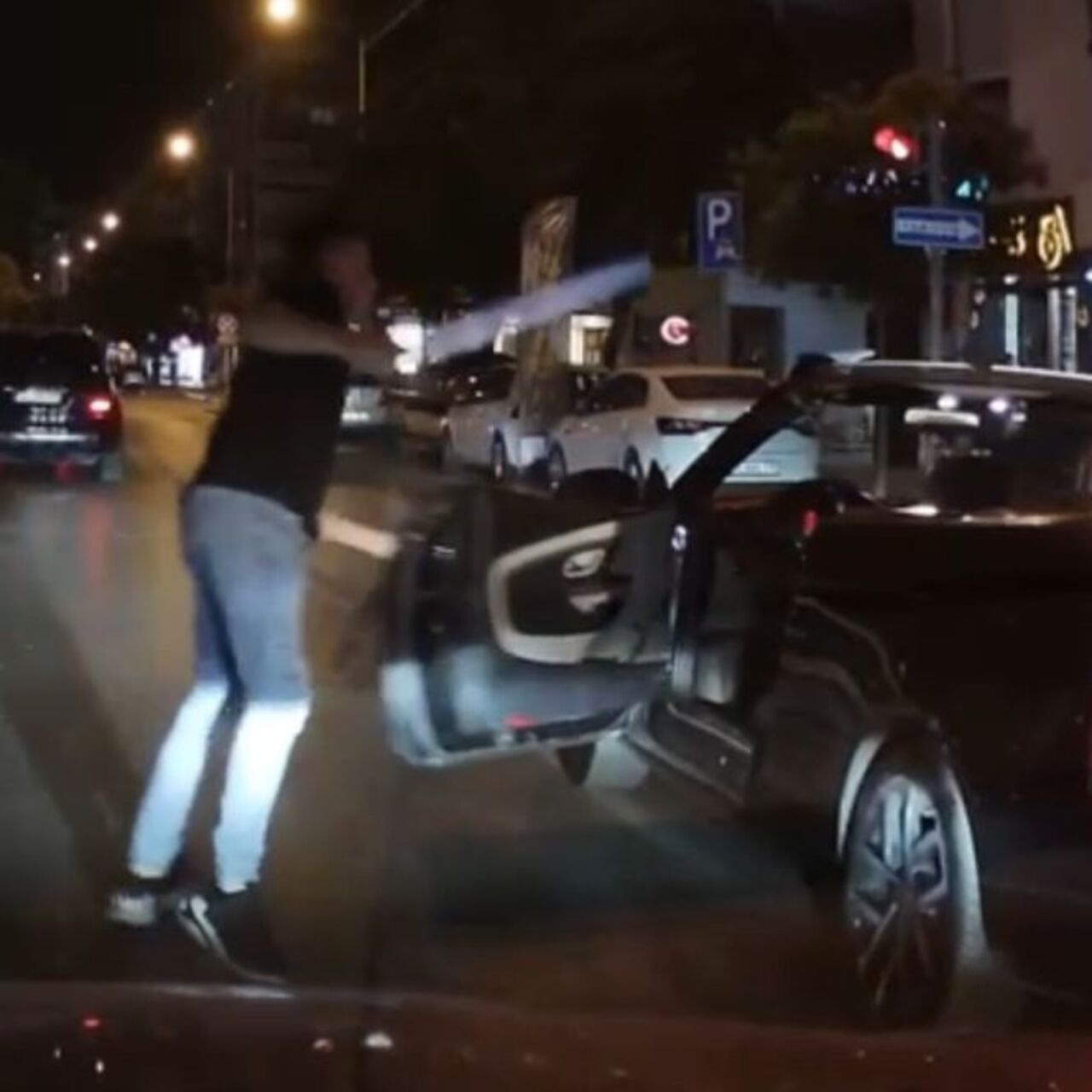 Trafikte döner bıçaklı saldırı! O anlar kamerada