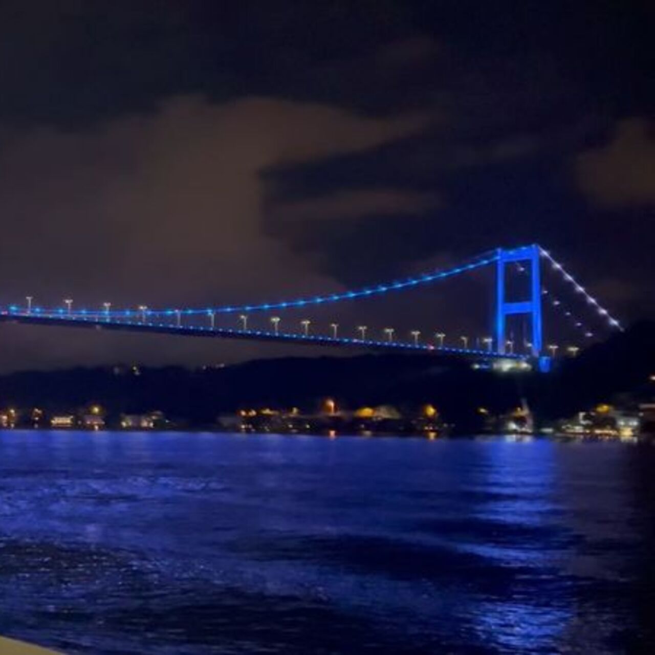 FSM Köprüsü maviye büründü