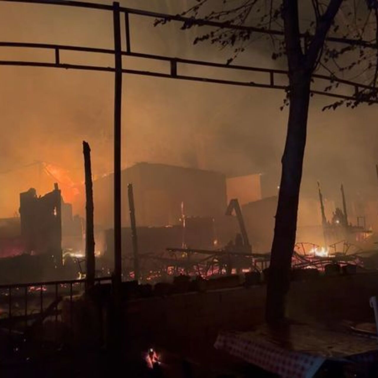 Şile’de yangın: 6 restoran küle döndü, 3 yaralı