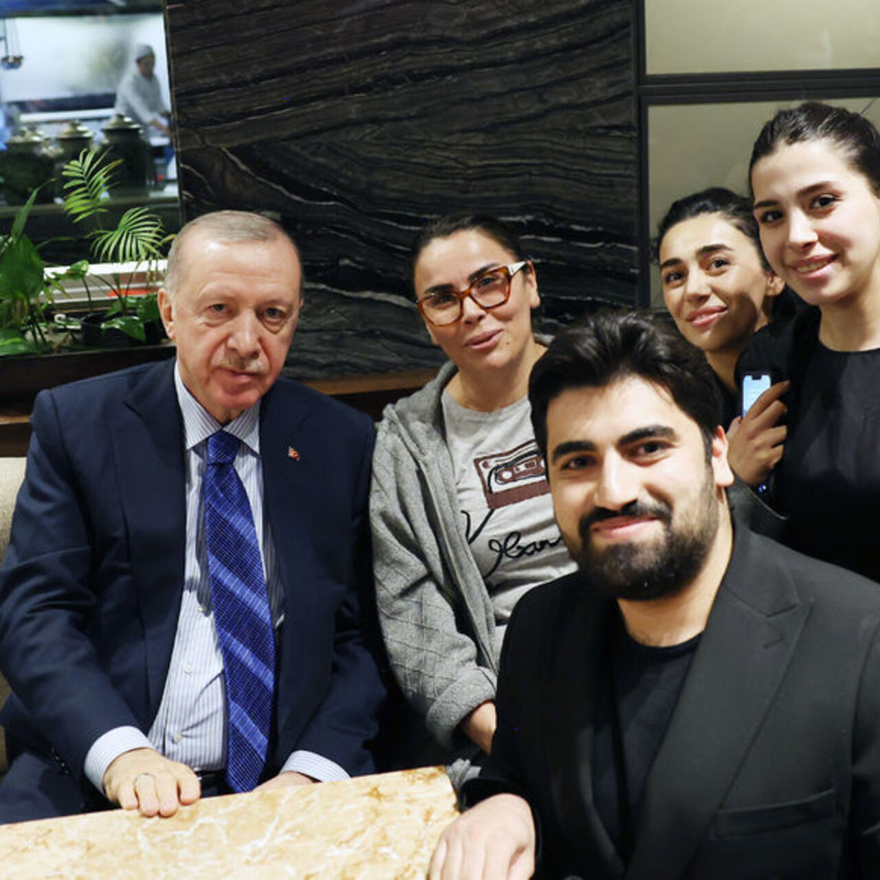 Cumhurbaşkanı Erdoğan kafede vatandaşlarla buluştu