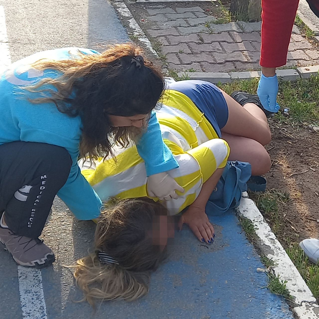 Araçtan atıldı, baygın bulundu!