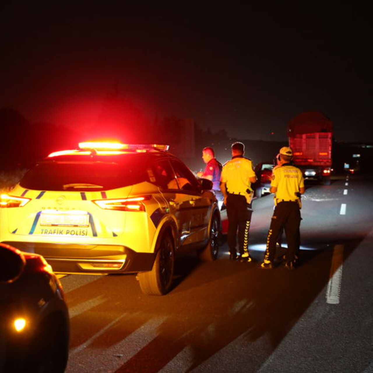 ‘Dur’ ihtarına uymayan sürücü, polise çarptı