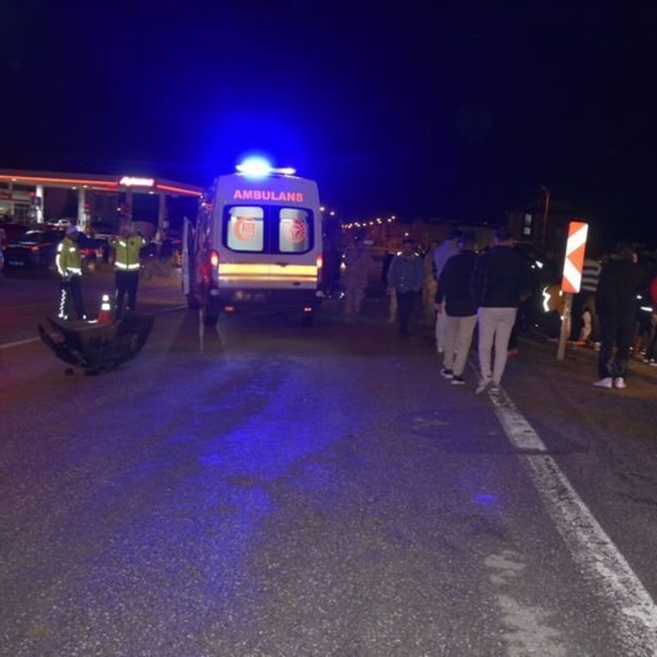 Çarpışan iki araç yayaların arasında daldı: 11 yaralı