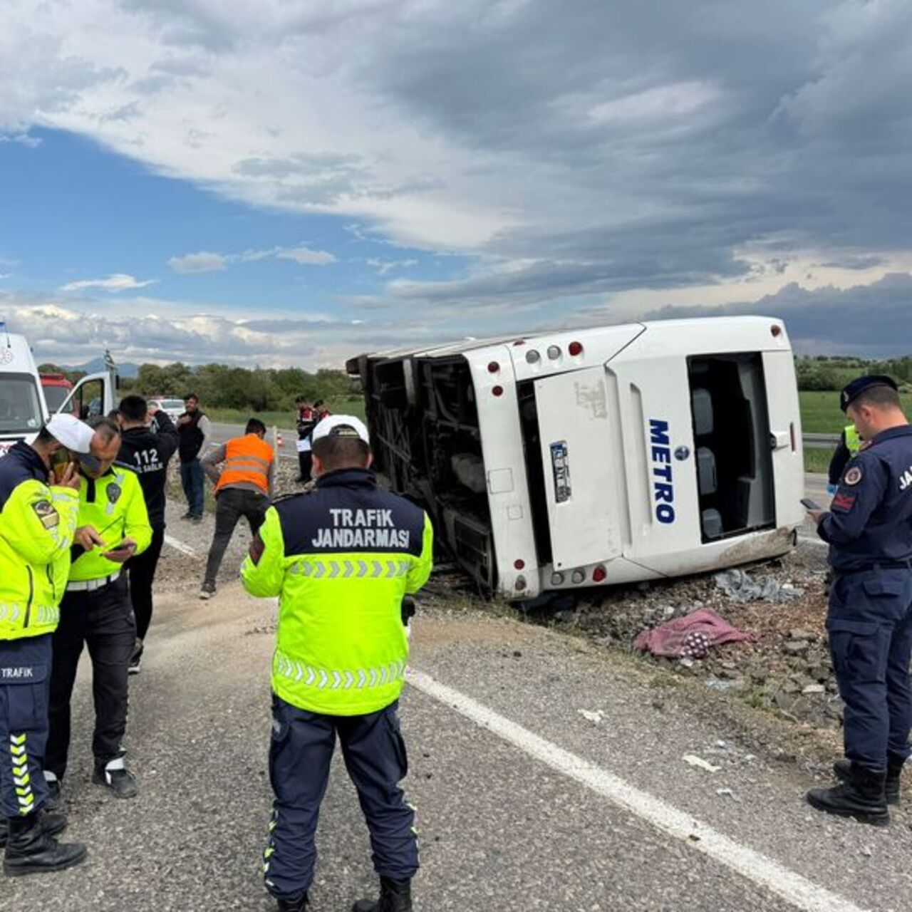 Yolcu otobüsü devrildi: 14 yaralı