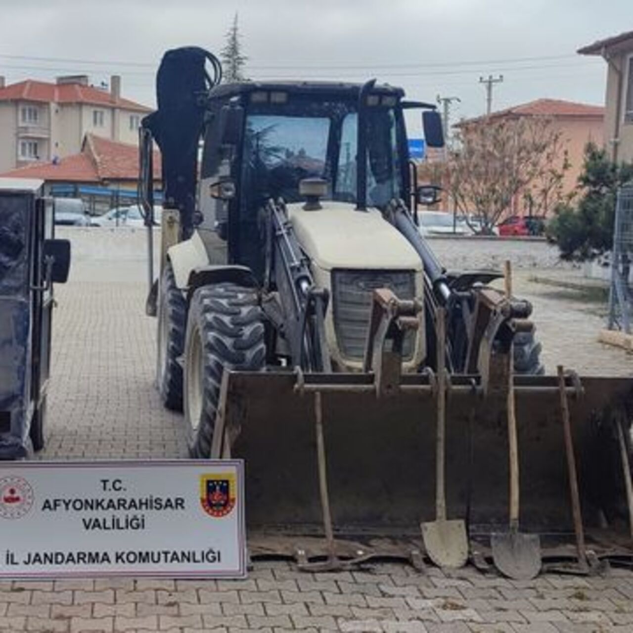 Kepçeyle kaçak kazı yaparken yakalandılar