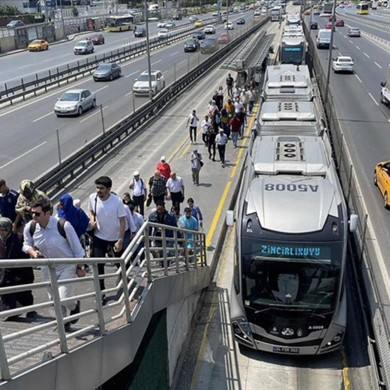 Metro ve metrobüsler çalışıyor mu?