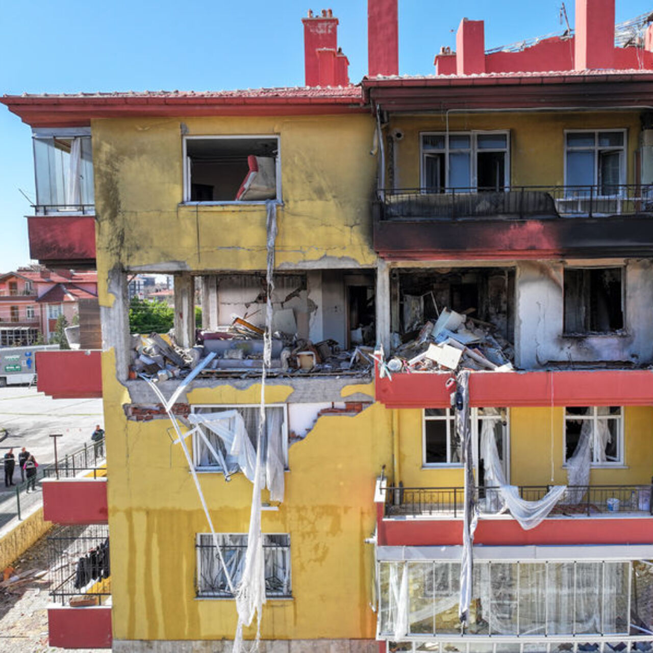 1’i ağır 13 kişi yaralandı! Apartmanı havaya uçurdu!