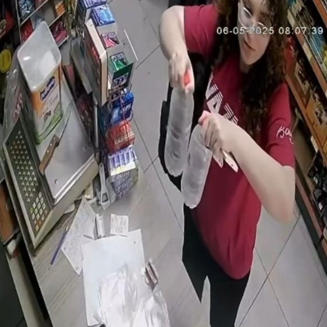 Market sahibini göremeyince aldıklarını kameraya gösterdi
