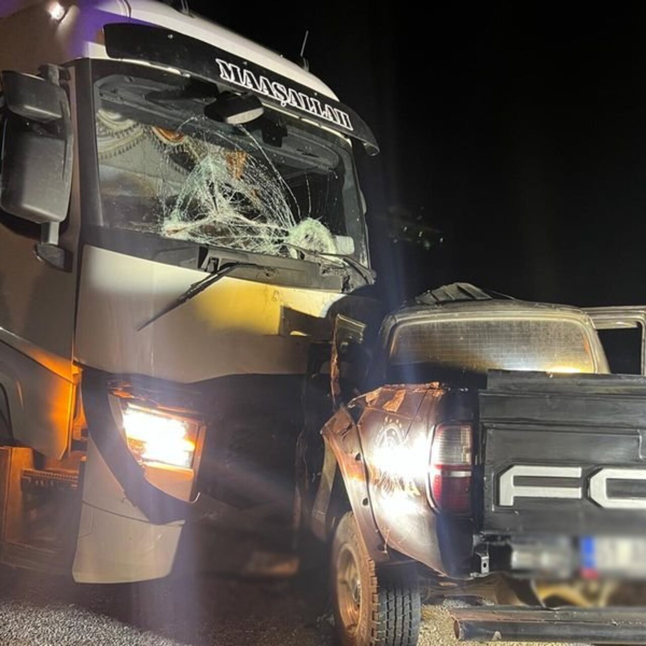 TIR ile pikap çarpıştı: 1 ölü