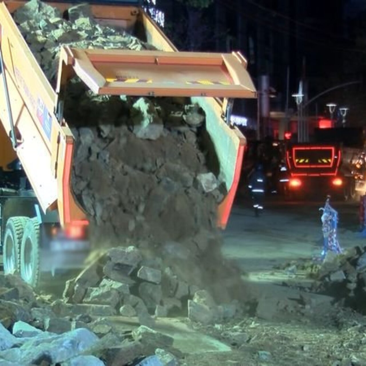 Sarıyer’de çöken yolun onarım çalışmaları gece boyunca sürdü