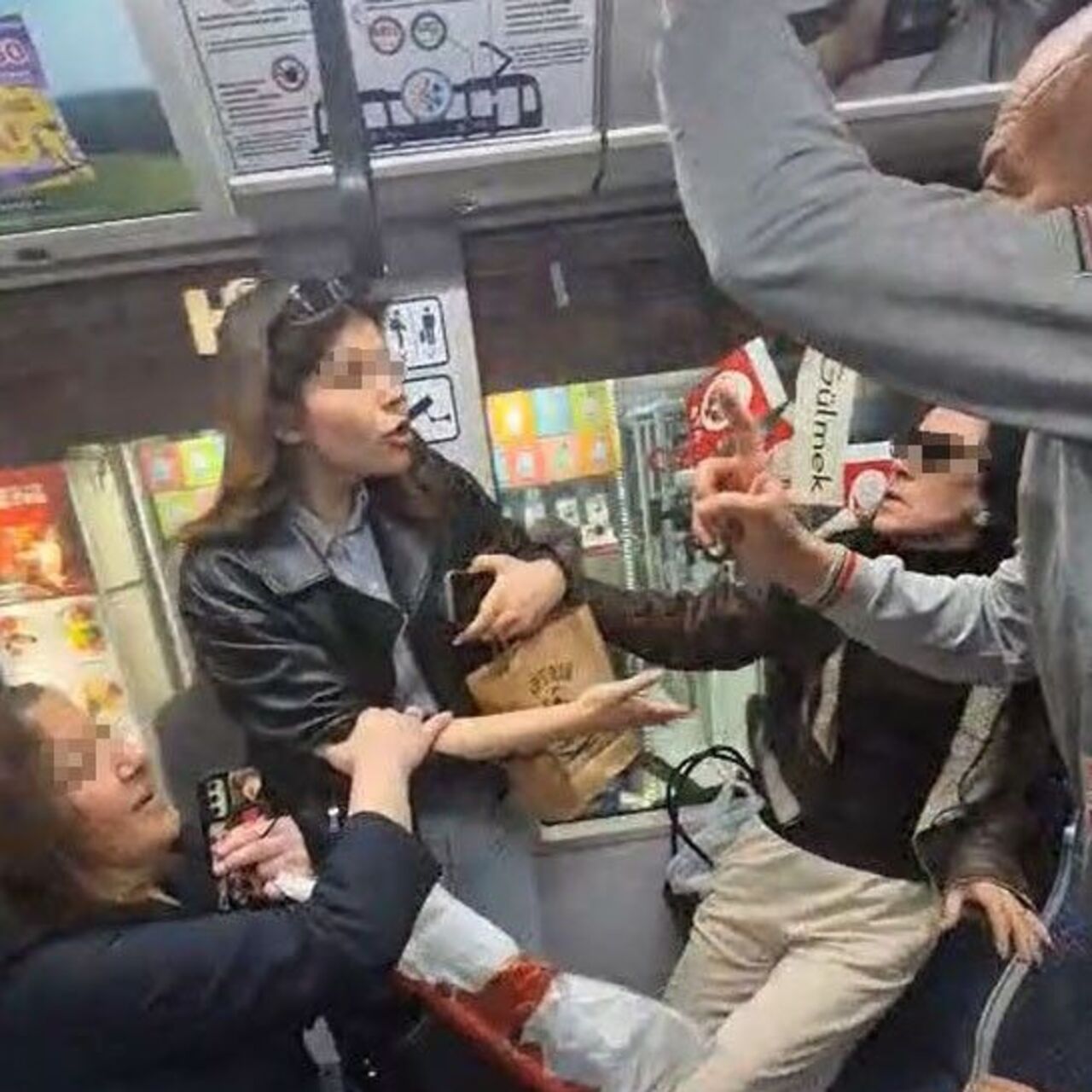 Tramvayda koltuk kavgası!
