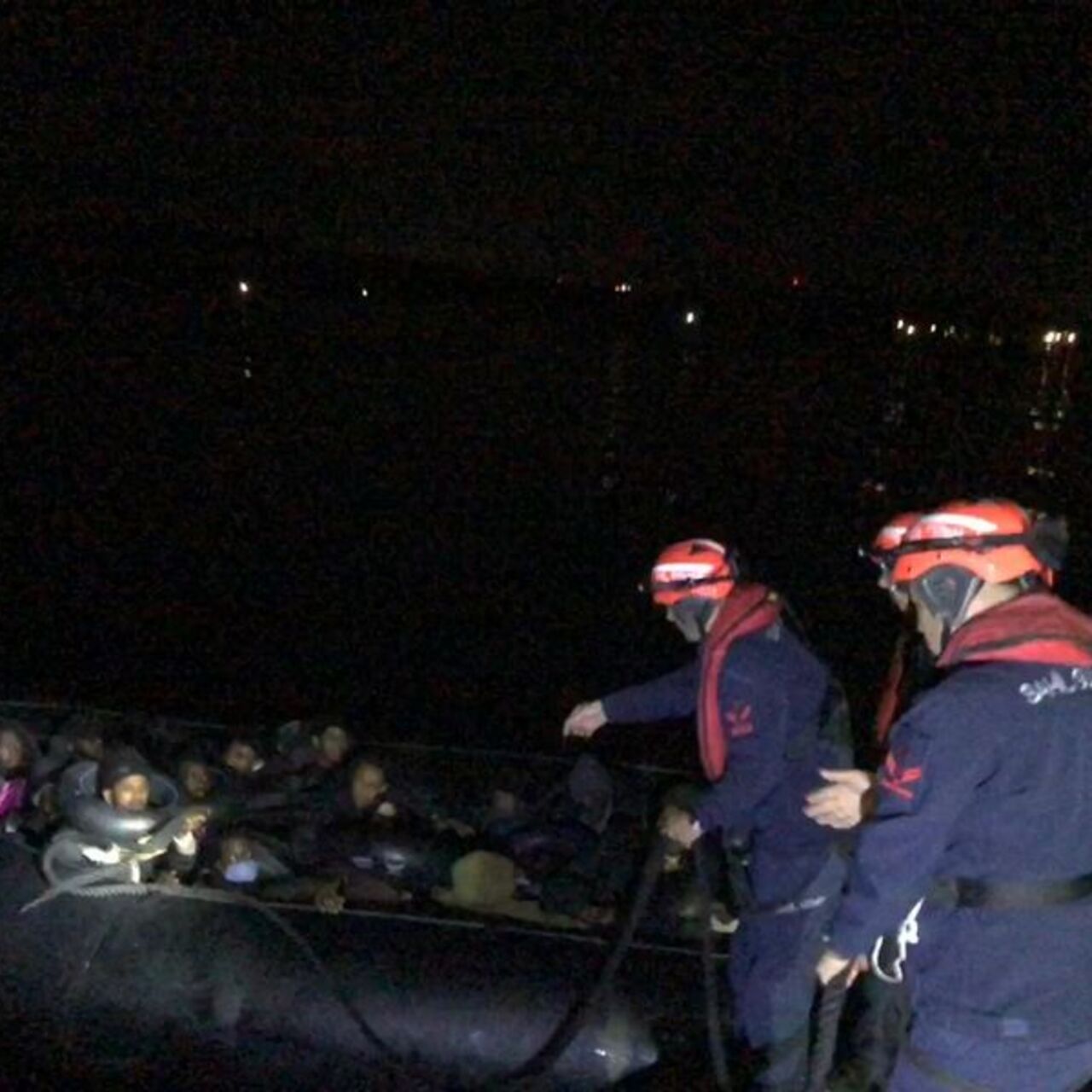 Çeşme açıklarında 48 düzensiz göçmen yakalandı