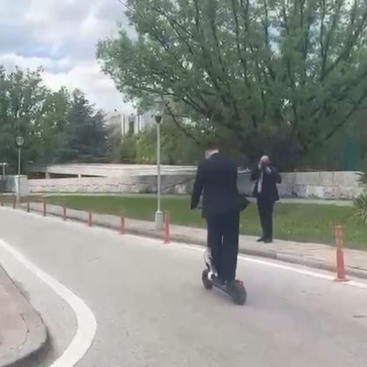 CHP’li Alp TBMM’ye ‘skuter’ ile geldi