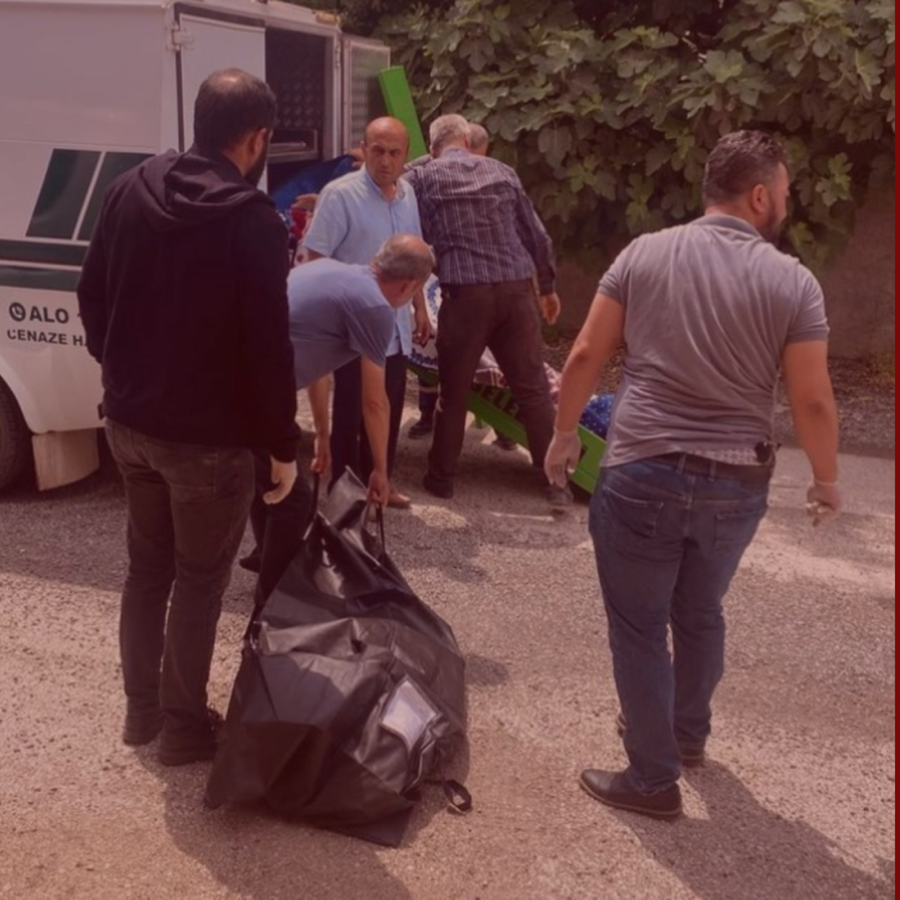 Tam vahşet! Annesini önce dövdü, sonra boğdu!