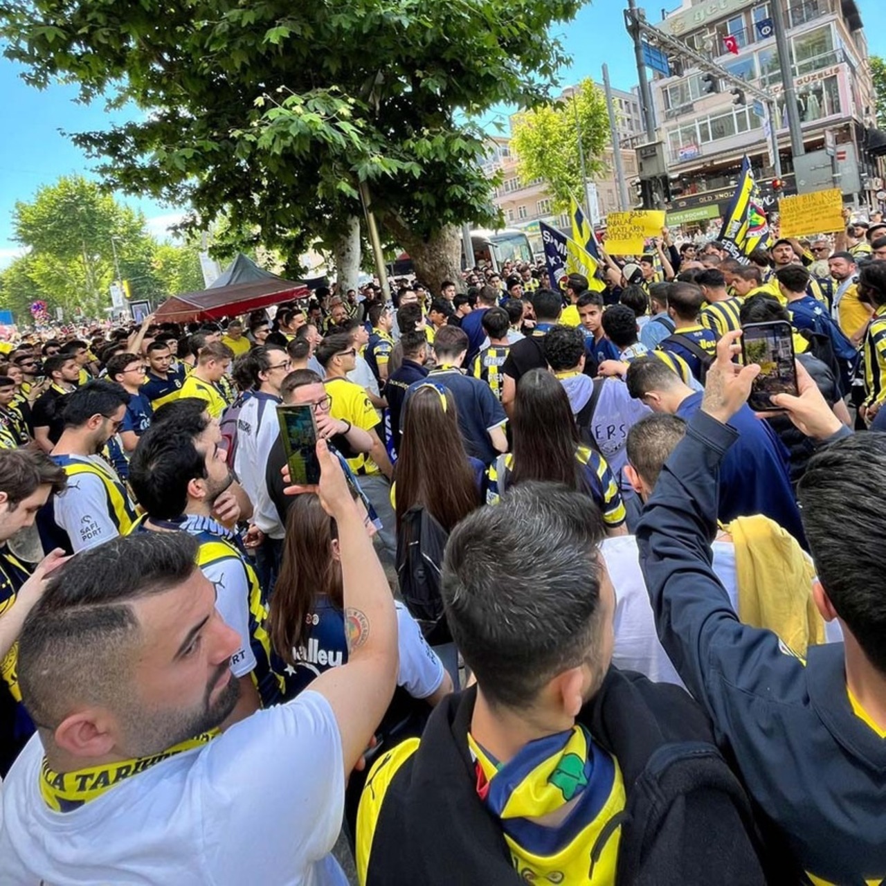 Fenerbahçe taraftarlarından “istifa” yürüyüşü