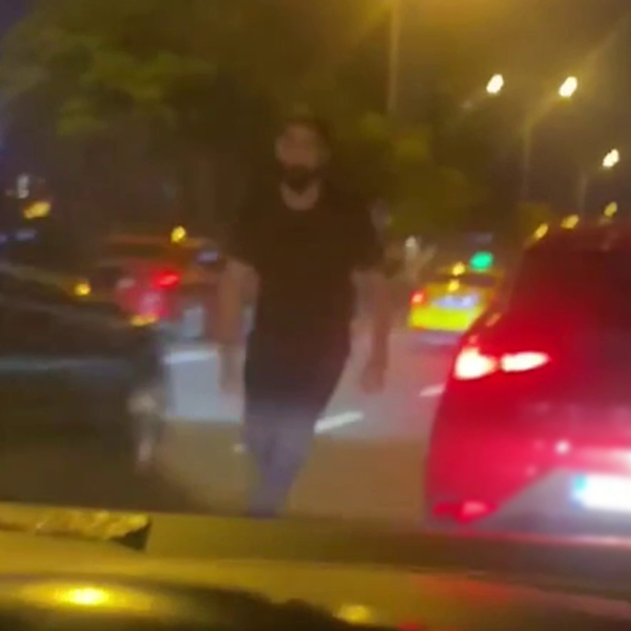 Trafik tartışmasında araca saldırı anı