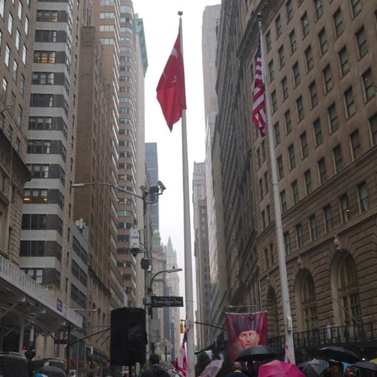 New York’ta Türk bayrağı göndere çekildi