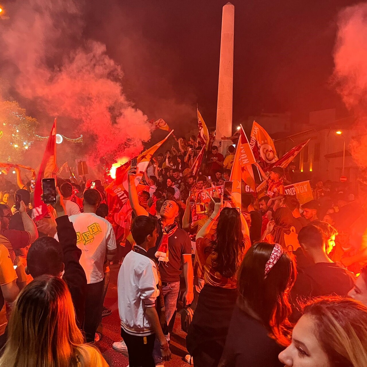 Galatasaraylılar sokaklara akın etti!
