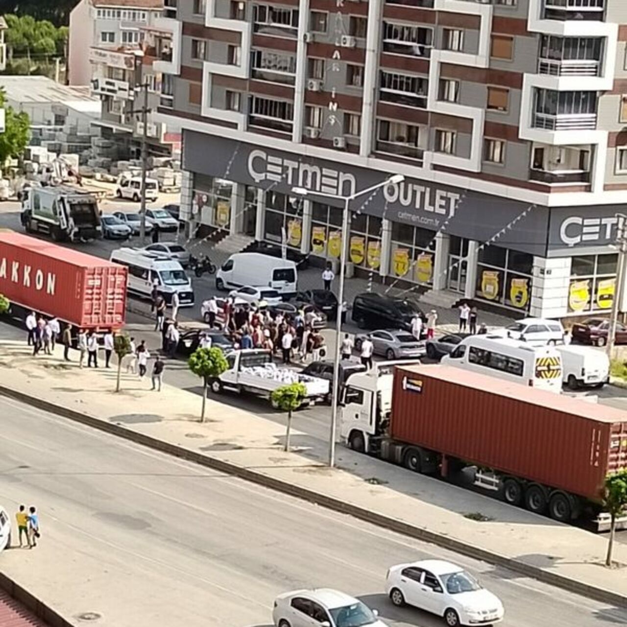 Otomobile tüfekli saldırı: 3 ölü, 1 yaralı