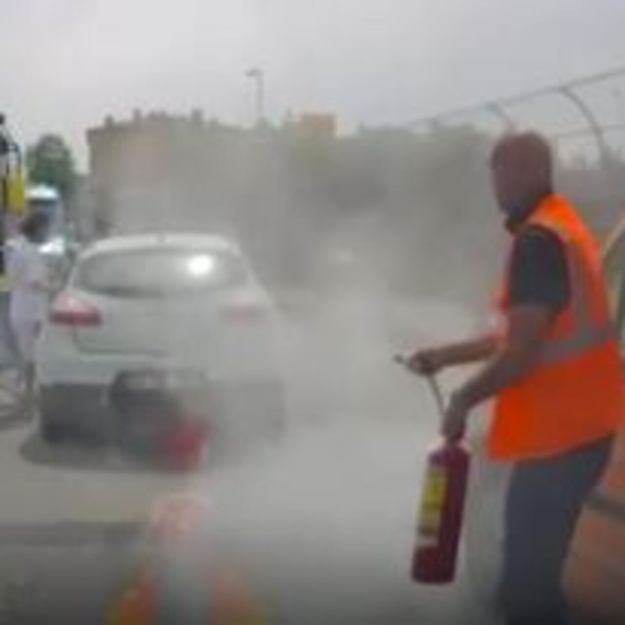 Bıçaklı sürücüye yangın tüpü sıktı