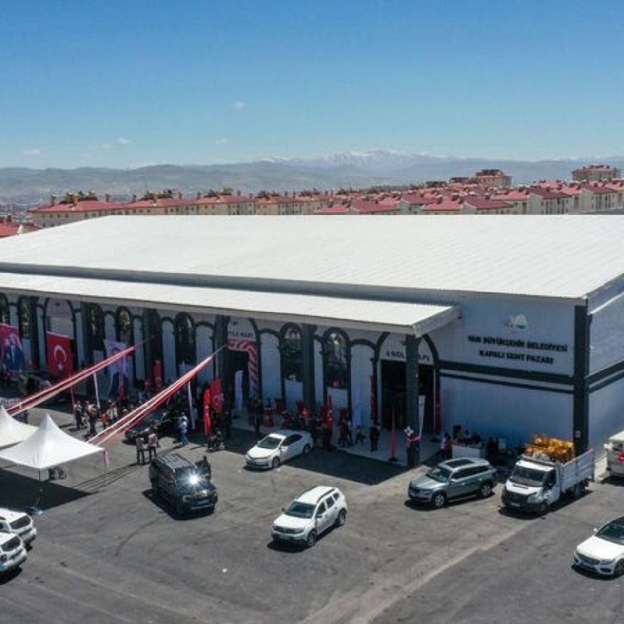 Van’da kapalı semt pazarı hizmete açıldı