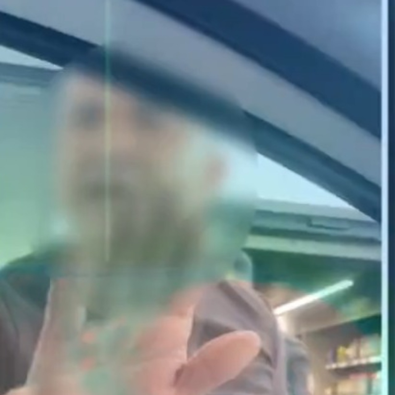 Taksici kadın sürücüye saldırdı!
