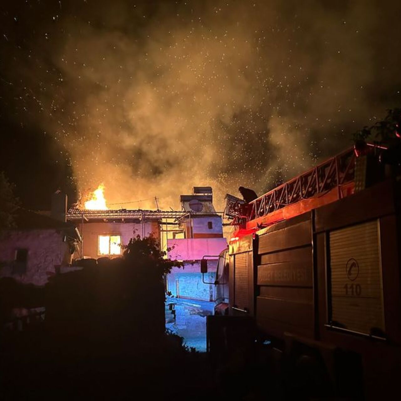 Uşak’ta yangın: 3 ev küle döndü