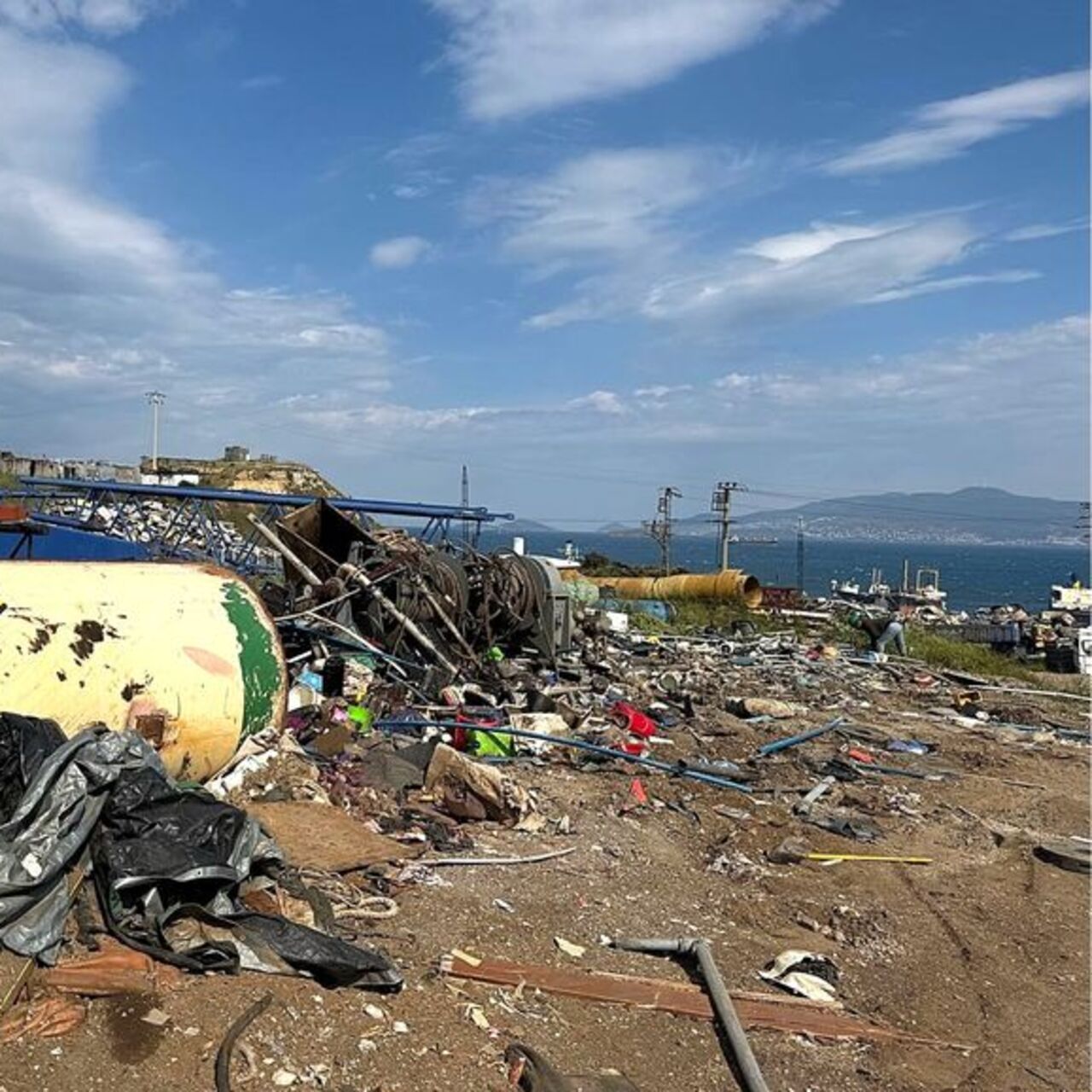 “Aliağa’da 15 ton tehlikeli atık etrafa saçıldı”