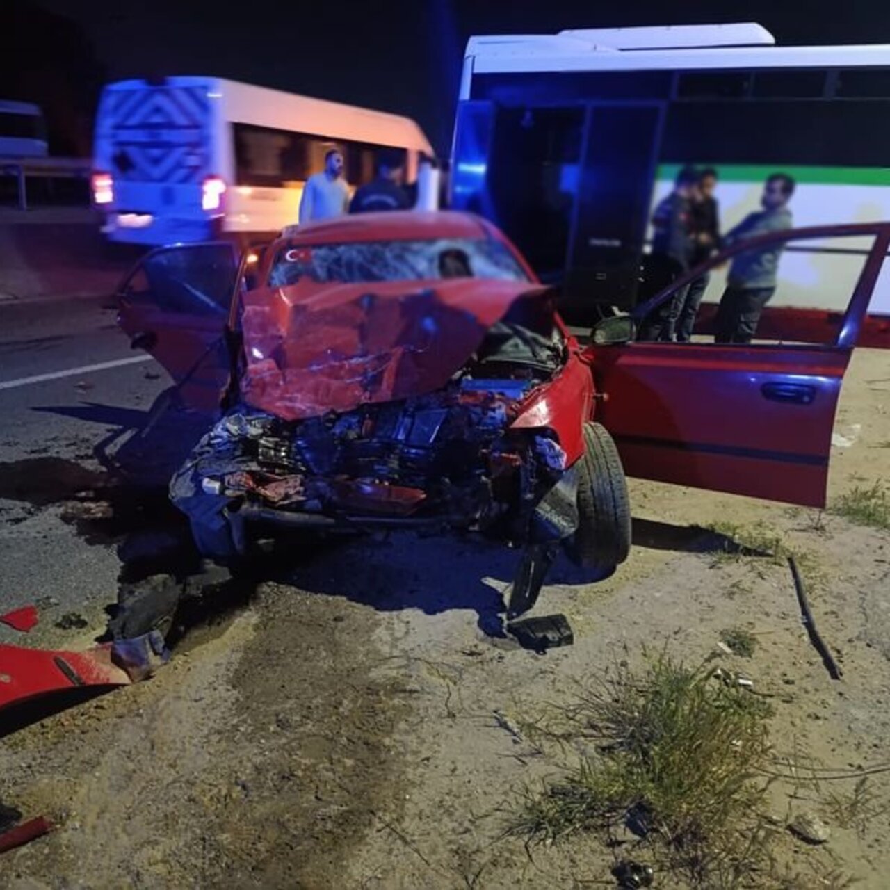 Midibüsle çarpışan otomobilin sürücüsü öldü