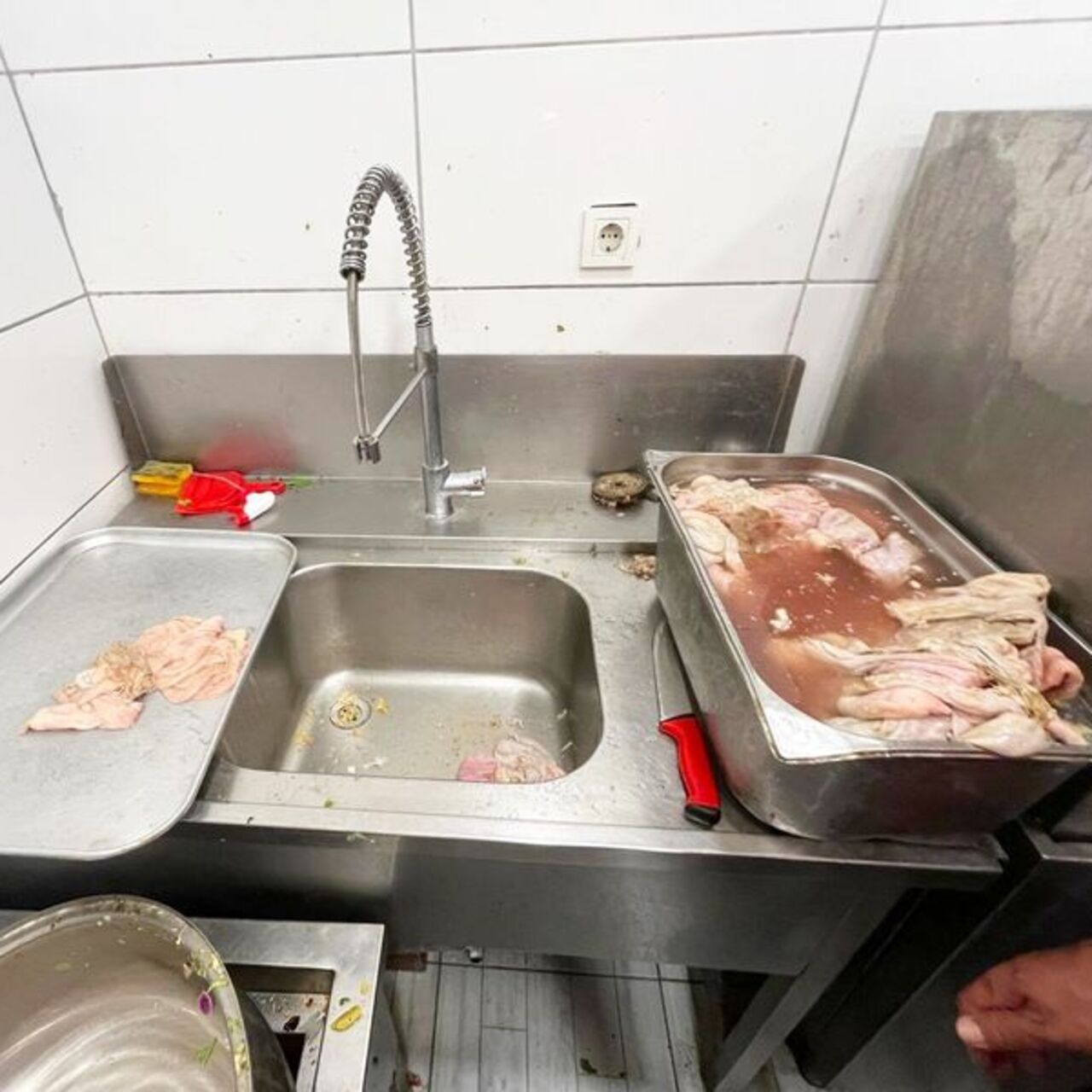 Mide bulandıran görüntüler! Bozulmuş meze, et…