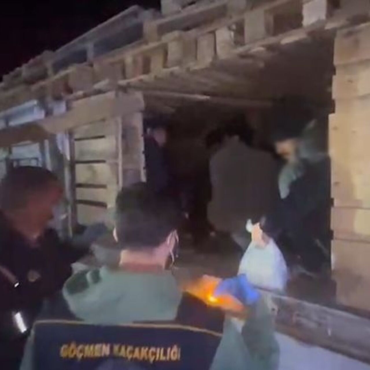 TIR’ın dorsesinden 42 kaçak göçmen çıktı