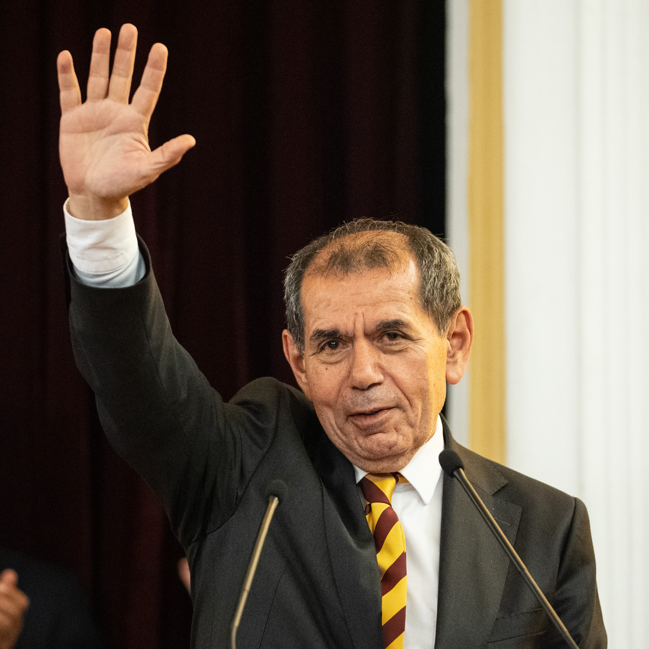 İki yıldız, tek başkan: Dursun Özbek