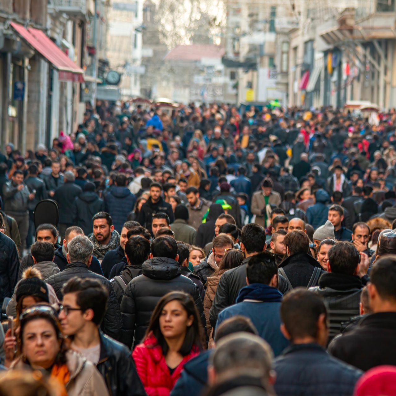 Bu yıl 1 trilyon dolar kazanması öngörülen tütün şirketleri, satış taktikleriyle gençleri hedef alıyor