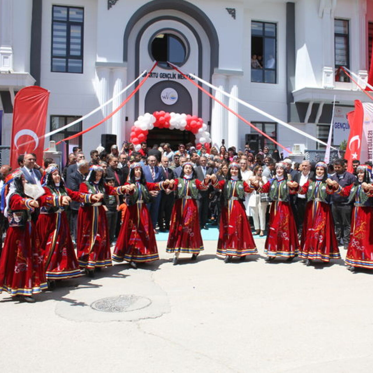 Van’da 4 gençlik merkezi açıldı