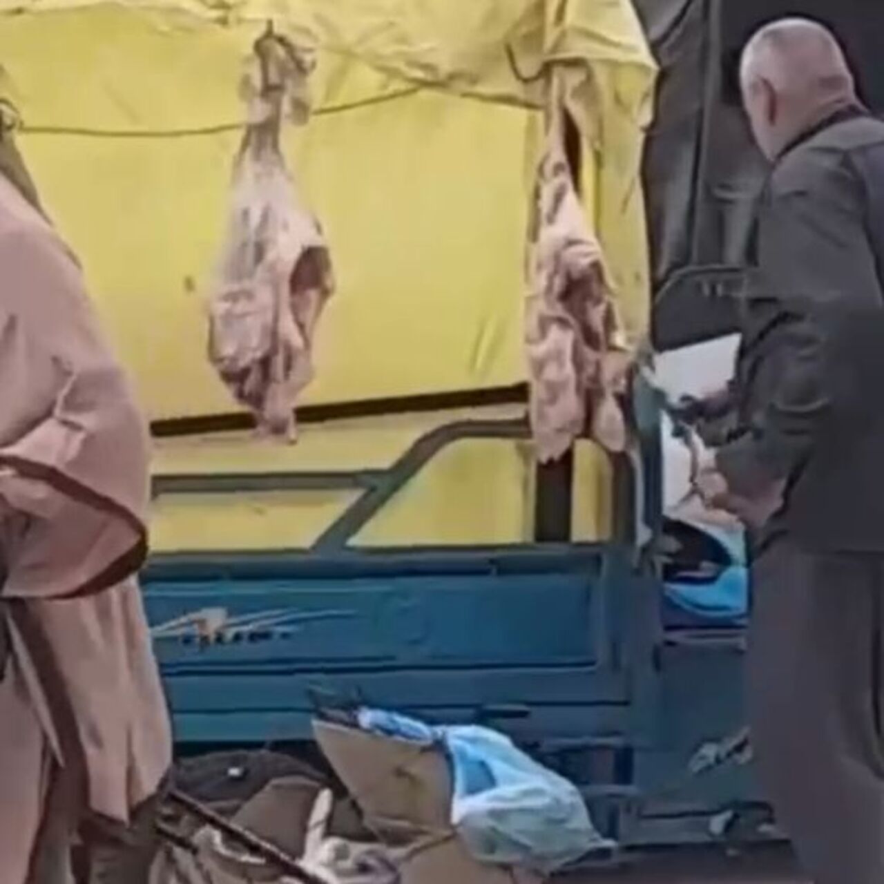 Adana’da sokakta et satışına tepki