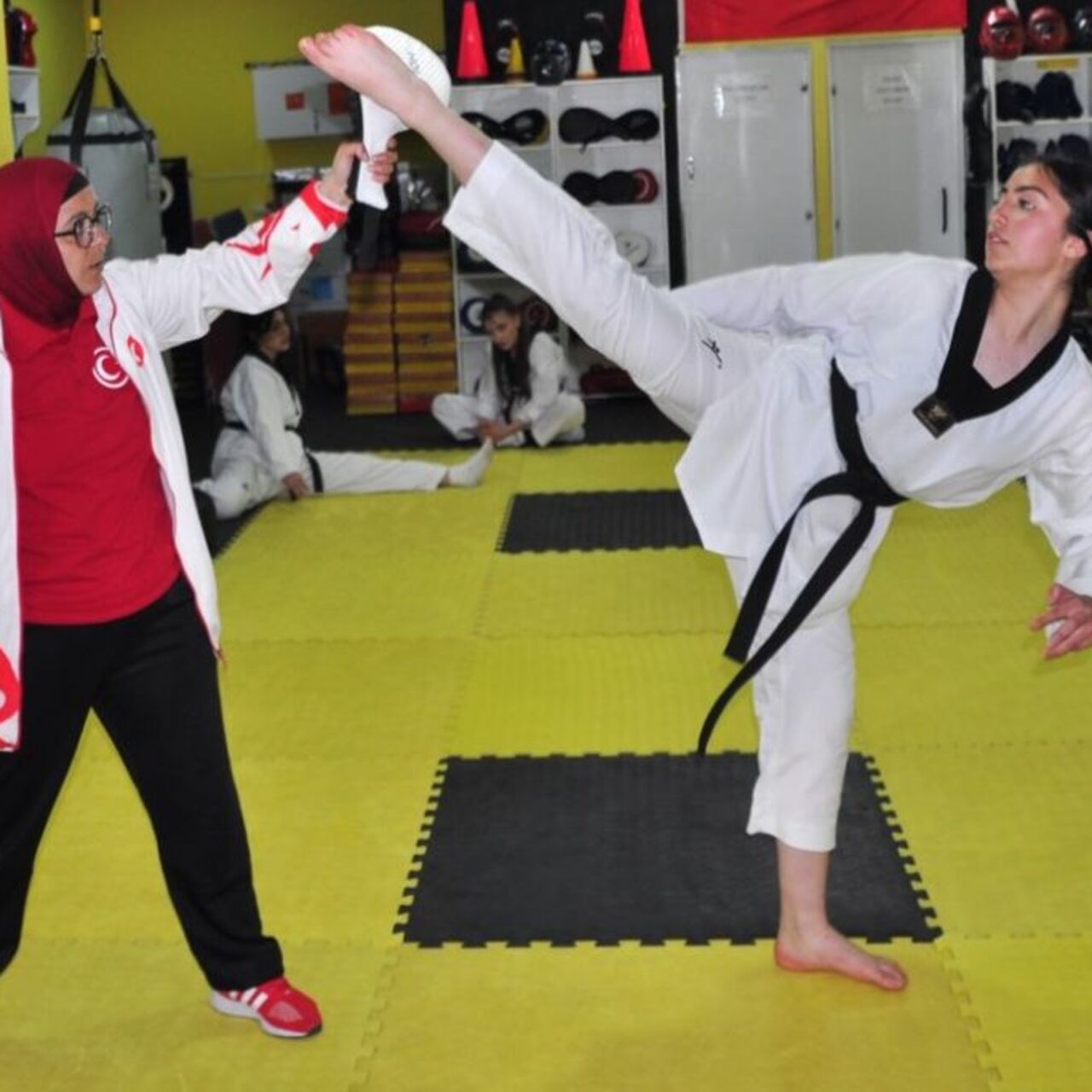 Kars’ta genç kızlar yakın savunma öğreniyor