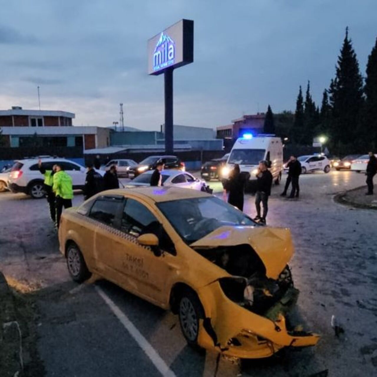 Taksi ile otomobil çarpıştı: 6 yaralı