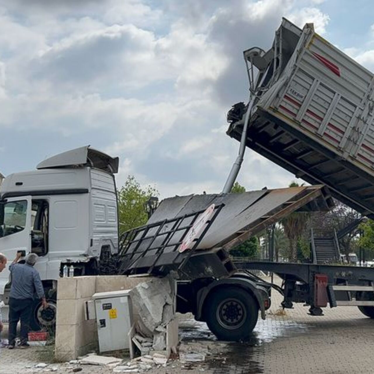 Adana’da TIR üst geçidi parçaladı