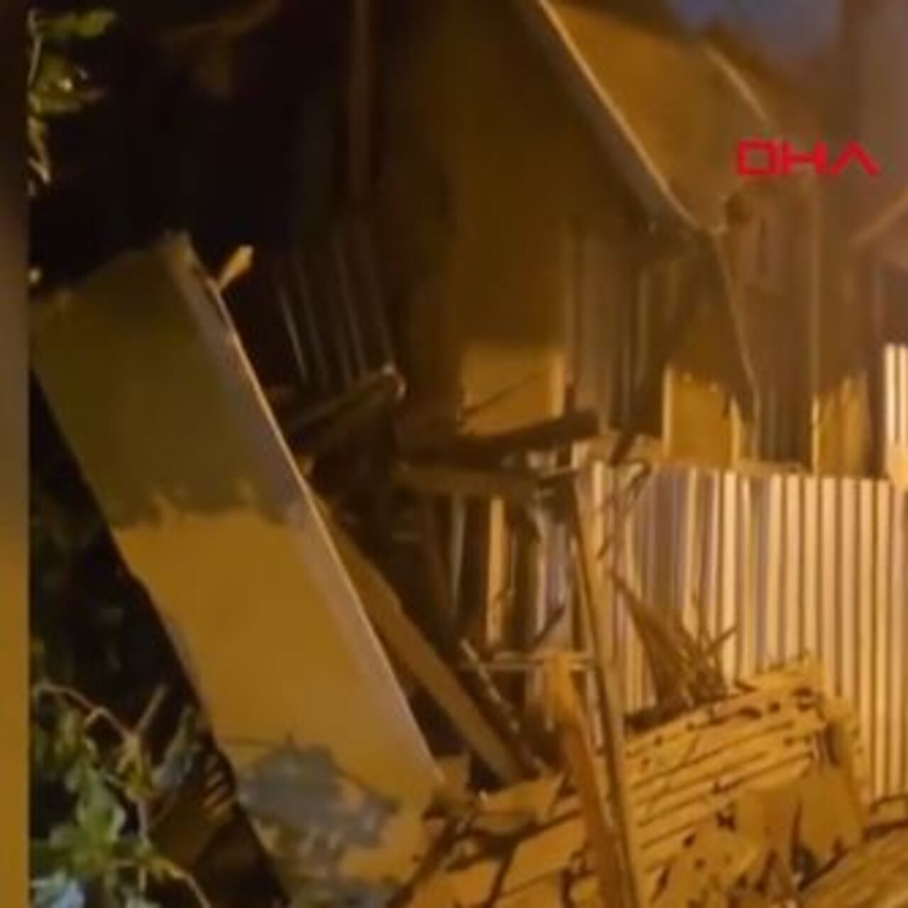 Fatih’te ahşap bina çöktü