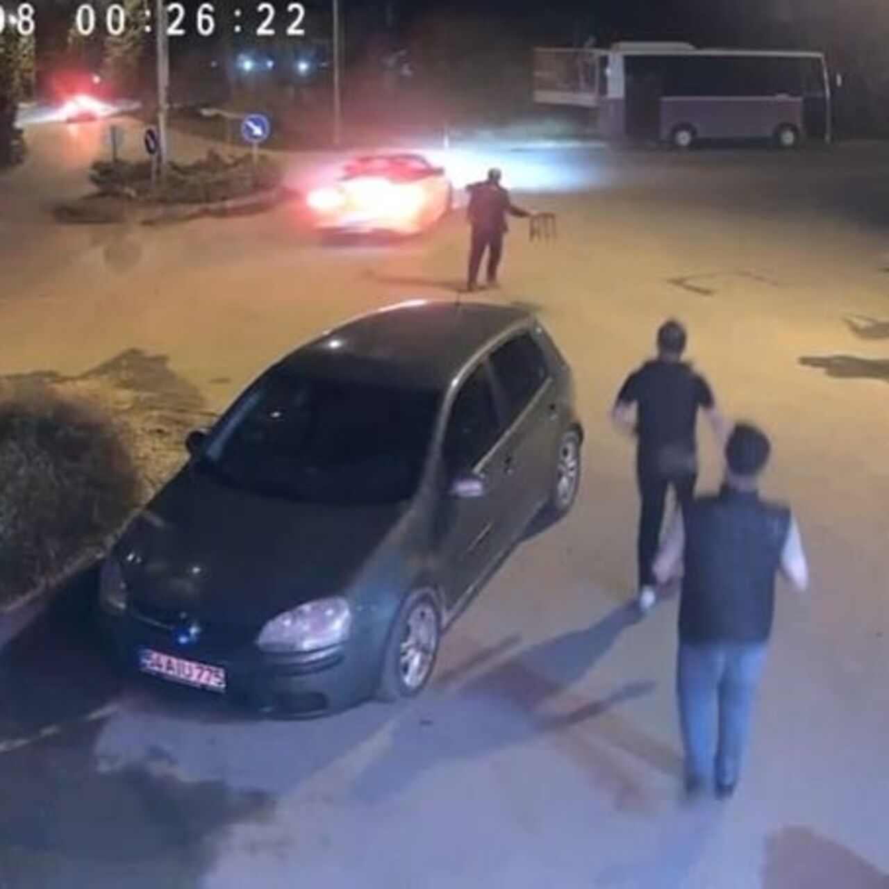 Drift yapan sürücüye tabure fırlattı